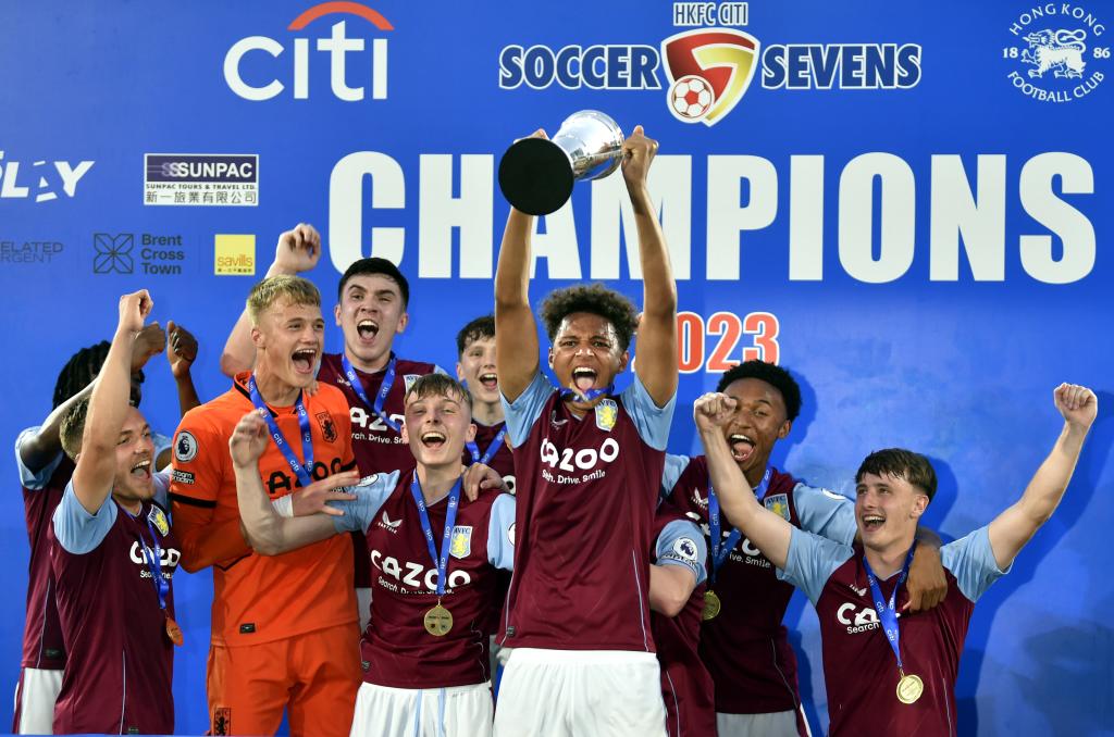 一名年轻前 一名年轻前